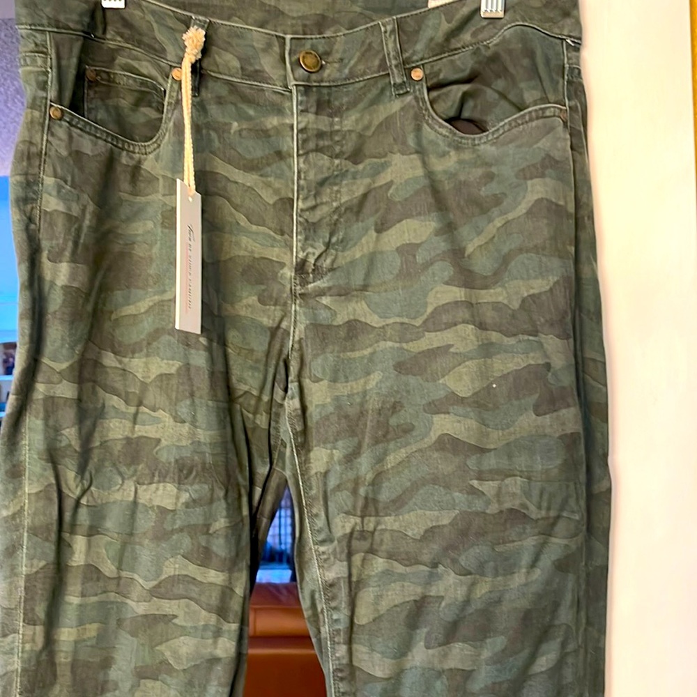 Two by Vince Camuto camouflage straight leg pants!